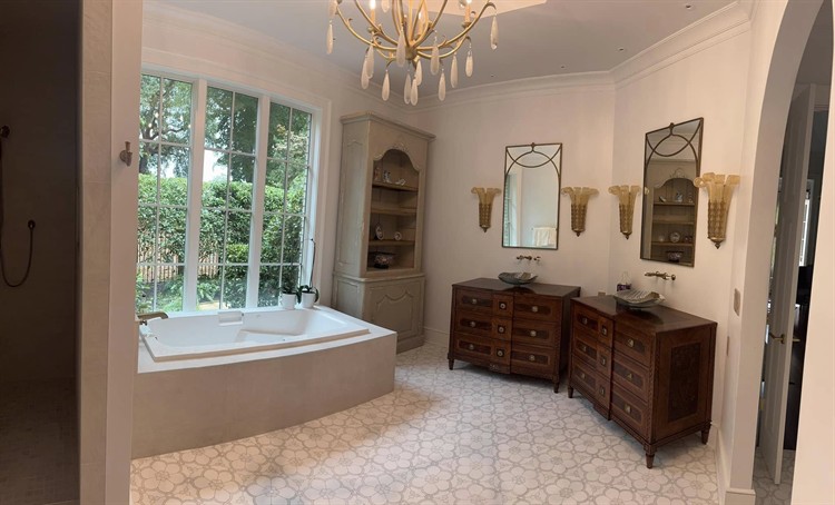 Gallery Image Bathroom_with_Tub-Chandelier.jpg