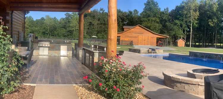 Gallery Image Outdoor_Kitchen_and_Pool.jpg