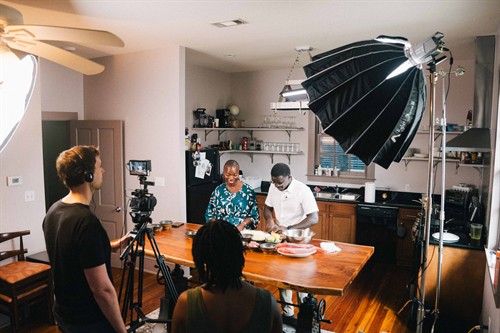 Gallery Image Comfy_Stone_video_production_Serigne_Mbaye_cooking_Yassa.jpg