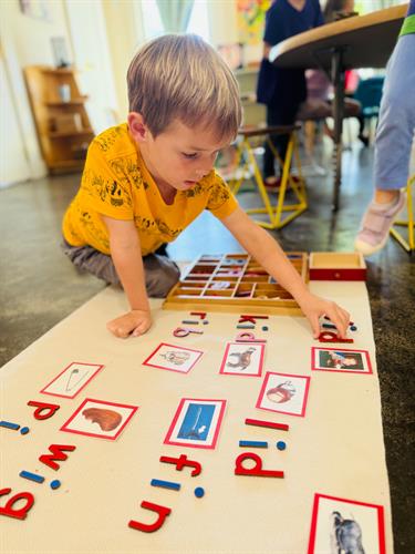 A PreK4 student building words.