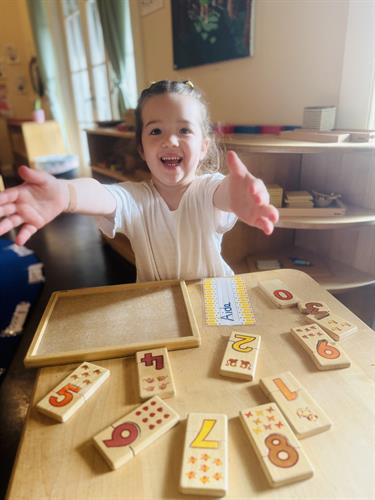 A preK3 student mating numerals with quantities.