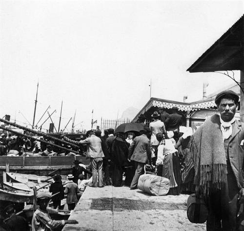 Gallery Image Emigrants_at_the_Port_of_Palermo._1902.jpg