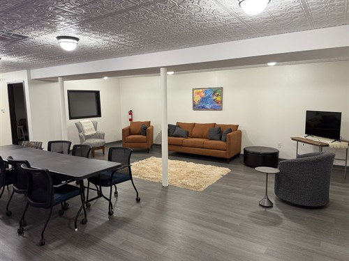 Large room for rent hourly.