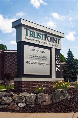 Gallery Image 618c43aeec96610eb35e145f_Trust_Point_Exterior_Monument_Eau_Claire_La_Crosse_Sign_Group.jpg