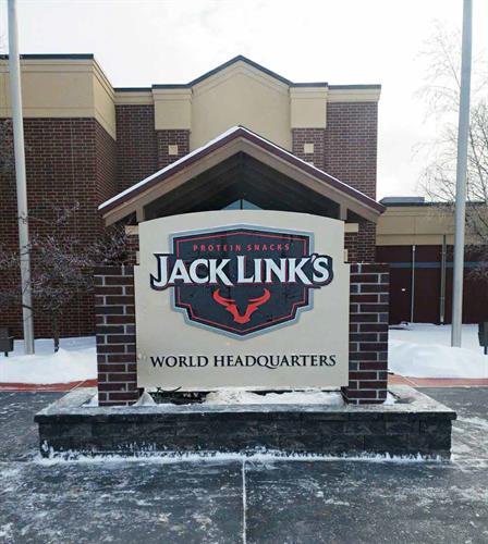 Gallery Image 61d86e048a76543a118666a6_Jack_Links_Exterior_Monument_Eau_Claire_La_Crosse_Sign_Group.jpg
