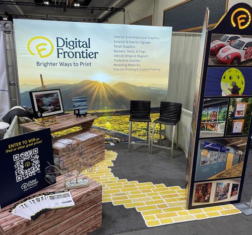 Trade show booth with large format, small format, tradeshow, and fine art graphics from TDF