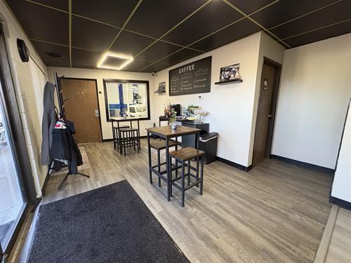 Gallery Image Check-in-area-motiveworks-auto-waiting-room-northglenn-co.jpb.jpeg