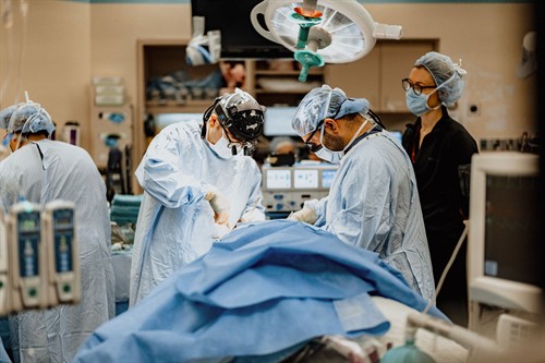 Gallery Image Copy_of_Daniel-Salazar-photography-medicine-OR-hospital-surgery-101.jpg