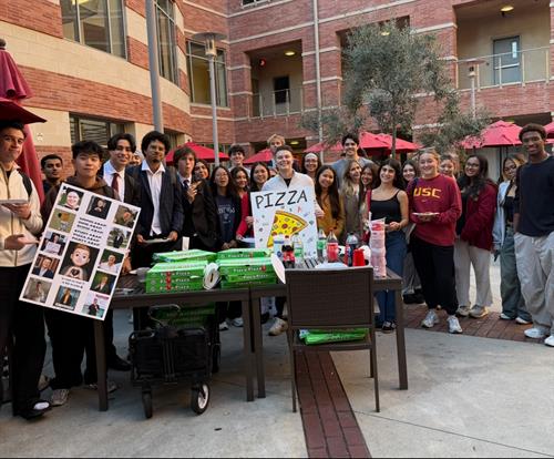 Hosting a pizza event for leadership students at USC Marshall!