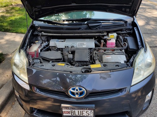 Low-moisture engine bay detail on a Toyota Prius — Evanston, IL