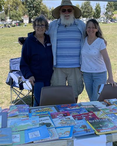 The Friends handed out free books at Family Day in Buena Vista Park