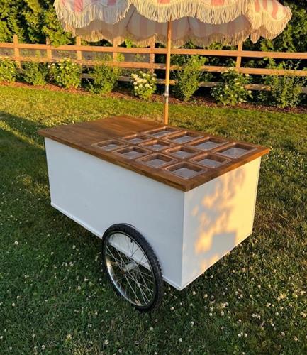 Mobile party cart with cutout top