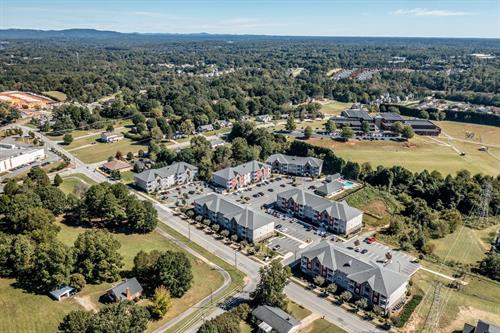 Gallery Image hawks-landing-luxury-apartments-hickory-nc-building-photo.jpg