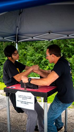 arm wrestling at the kage