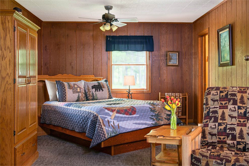 Family & pet friendly cabins near Starved Rock, perfect for a digital detox.
