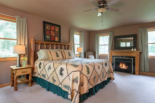 Jack's Deluxe - King bed with gas fireplace