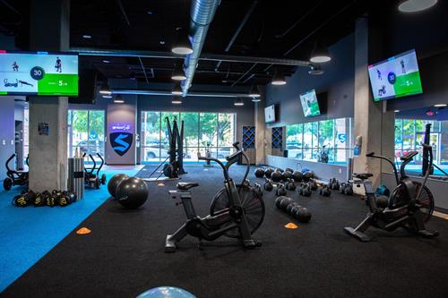 Gallery Image Austin-Highland-TX-fitness-studio-Workouts-fitness-classes-gym-equipment.jpg