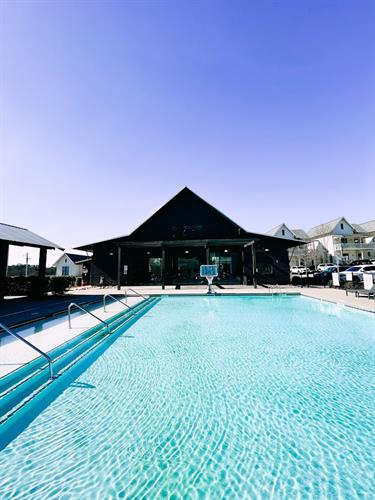Gallery Image district_pool_2.jpg