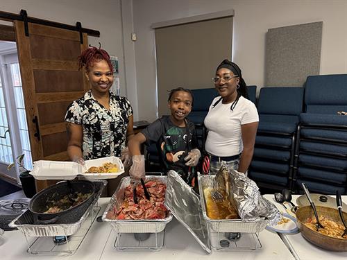 Gallery Image serving_seniors_meal_wocc.jpg