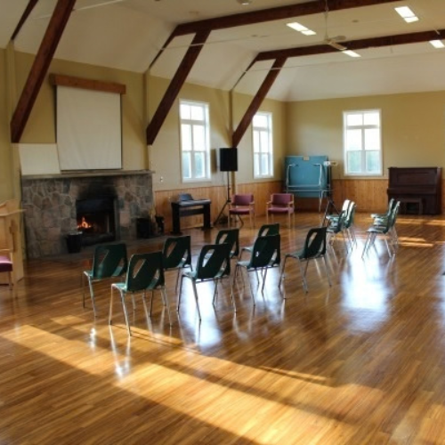 Jubilate Lodge with fireplace, kitchen & washrooms
