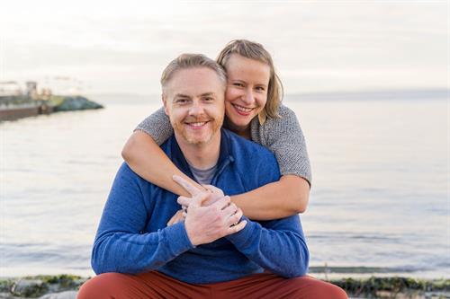 family portrait photography of a young couple on the Edmonds shore near the ferry
