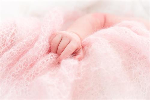 Newborn baby photography of little girls fingers in Lynnwood