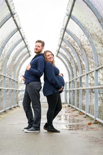 Maternity photos of couple at Picnic Point 