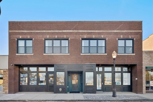 Just steps from 40+ restaurants, local shops and the Chicago Metra, The Treehaus is ideal for wedding weekends, out-of-town guests and extended stays. An Elm Signature Property, The Treehaus delivers excellence at every turn.