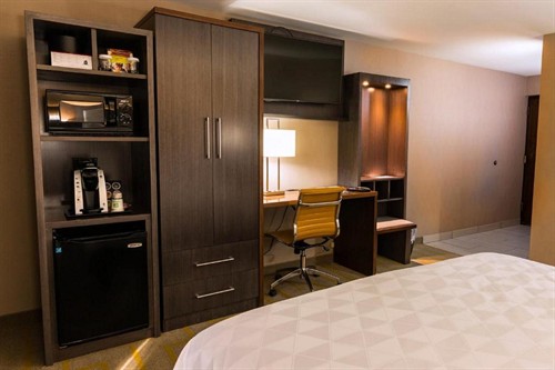 Gallery Image king-bed-guest-room.jpg