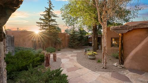 Gallery Image taos-luxury-adobe-courtyard-over-1m-taos-new-mexico.jpg