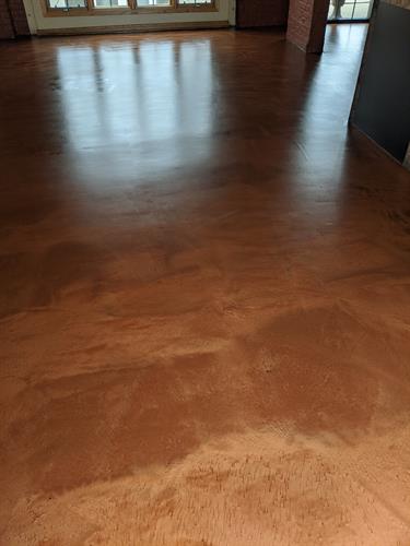 Metallic floor coating in coffee shop