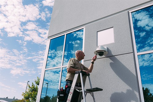 Gallery Image 26-0401-Technician-Install-Outside-18.jpg
