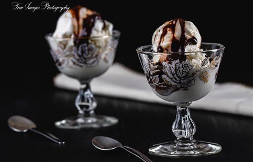 Vanilla ice cream with chocolate drizzle 