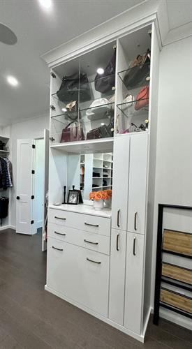 White Vanity w/ Mirror, Lighting, and Pull Out Vertical Jewelry Storage