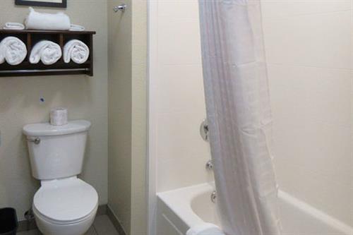 Comfort Inn & Suites Double Queen Bathroom