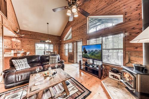 A Beary Happy Place is your happy place!  Log Cabin Charmer in Upper Canyon with Great Outdoor Spaces!