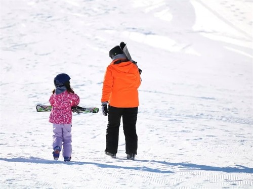 Gallery Image Parent_and_kid_from_behind.jpg