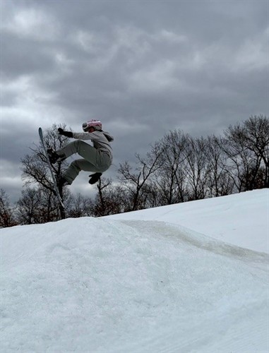 Gallery Image snowboarder_hanging_air.jpg