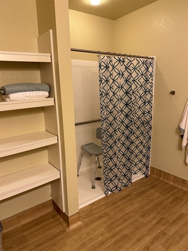 Gallery Image Deluxe_bathroom.jpg