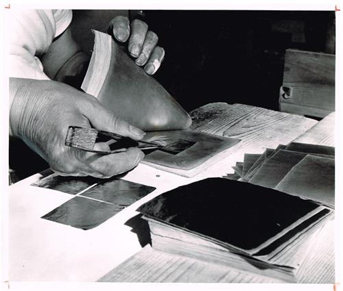 Gallery Image Wehrung_and_Billmeier_Co._60's_Photo_Placing_quarted_Shoder_gold_into_Mould.jpg