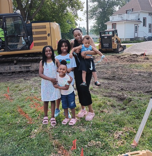 Future homeowner Kewanna and her family