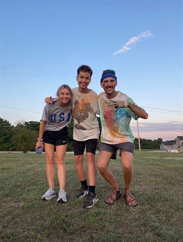 SE student and host family at a color run in Arkansas