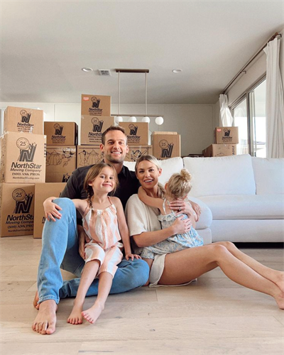 Gallery Image Family-move-Newport-beach-movers.png