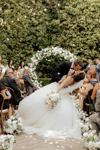 Gallery Image circular_arch_wnite_and_blue_kate_flowers_la.jpg