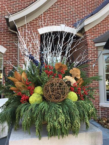Beautiful urns make your entrance stunning - even in winter! Beautiful urns make your entrance stunning - even in winter!