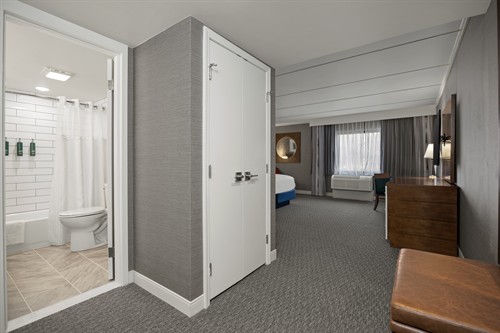 Gallery Image king_jr_suite.jpg