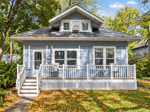 3 bedrooms, 2 baths and 2,934 sq. ft. with a 2-car garage - 533 E Maple St, River Falls
