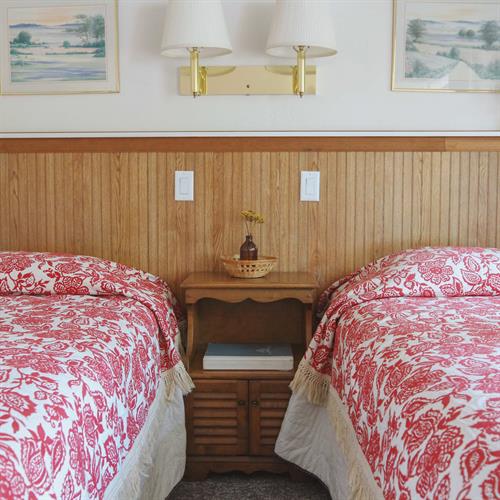 Gallery Image Emerald_Valley_Inn_-_Fir_Room_2_Twin_Beds_2_-_Square.jpg