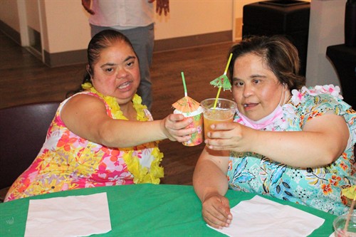 Gallery Image Cristal_and_Anabela.jpg