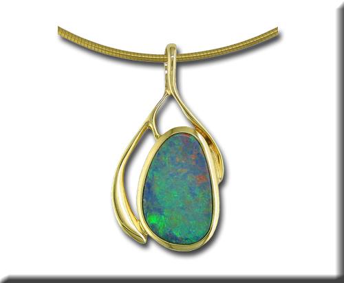14 karat yellow gold pendent with opal 